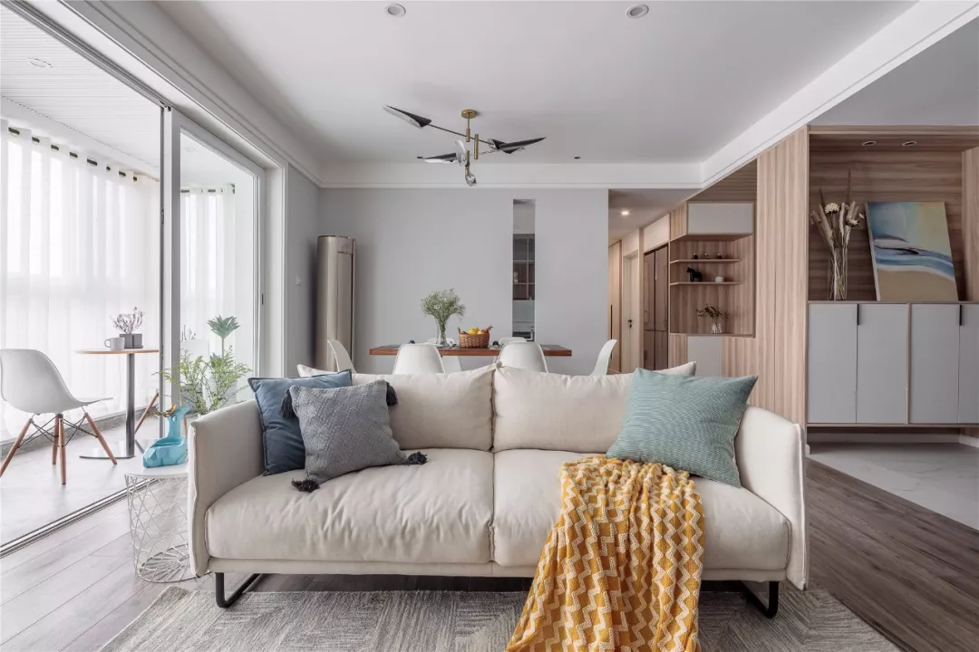 自然、随性的北欧风之家，原木与靛蓝色、高级灰的碰撞，太美了！