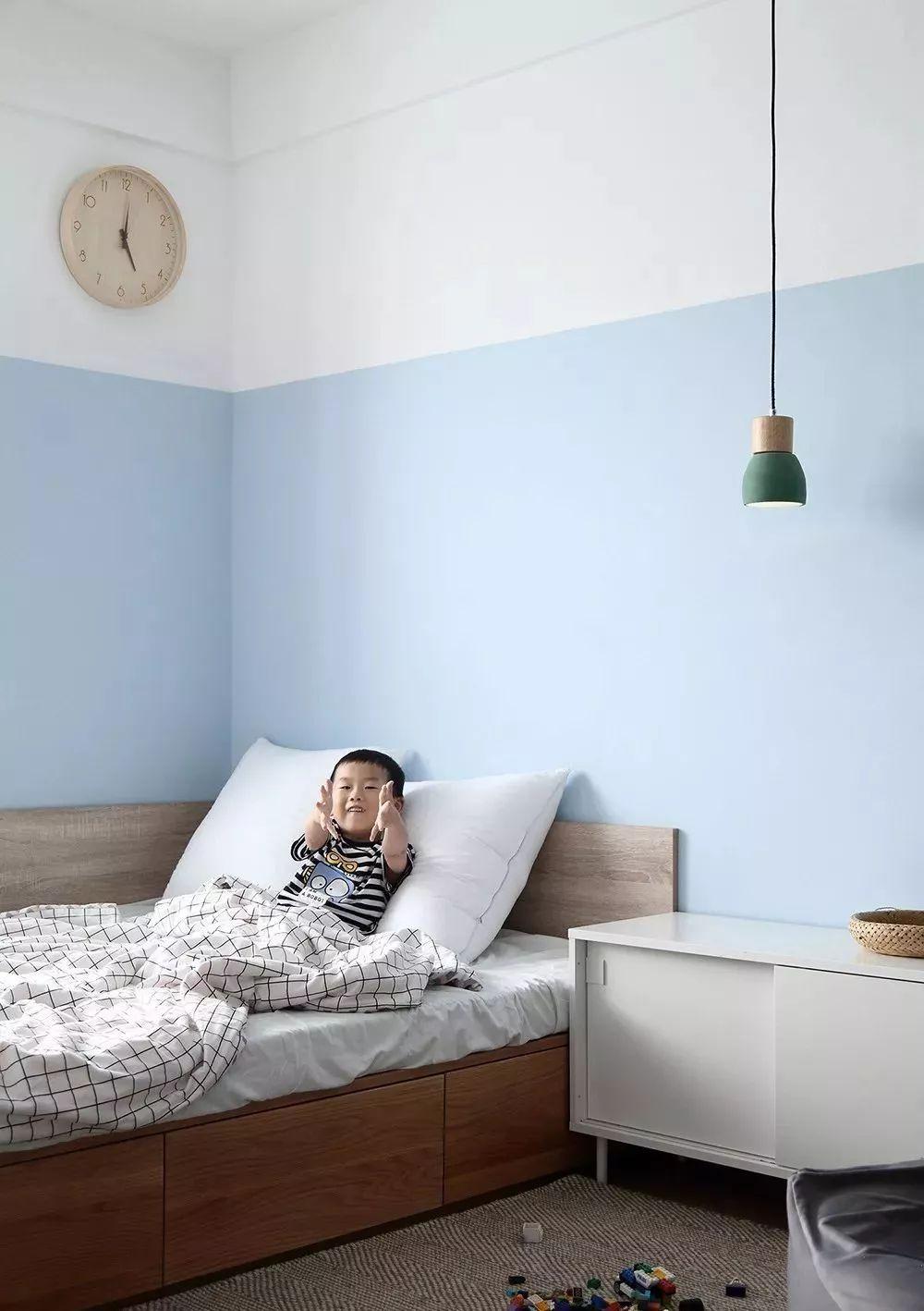 清爽简约北欧小三房装修，主卧薄荷绿墙面搭配白色铁艺床真好看！