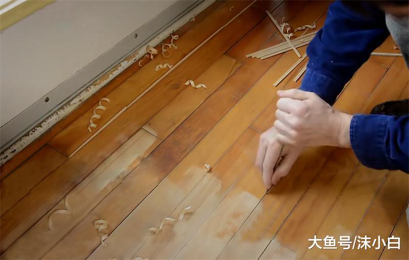 旧地板别再撬掉换新了，看我家老师傅这样磨一磨，再用10年！
