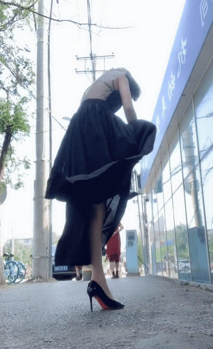 穿衣搭配■妹子的优势是什么？短发配V领口裙子，才最魅力无穷吧！