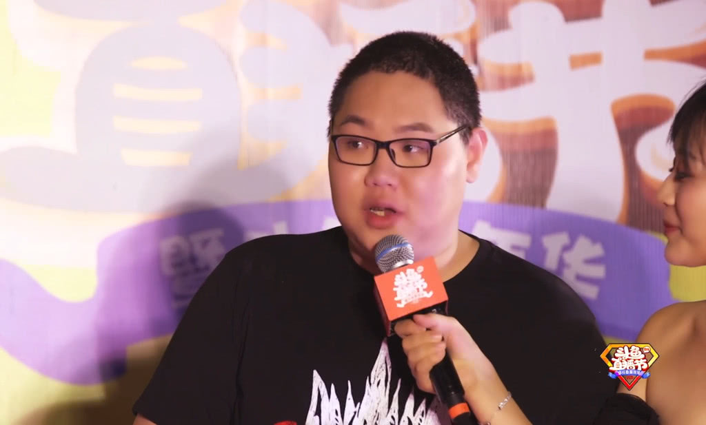 PDD嘉年华走红毯，签名后他的行为把礼仪小姐给”镇住了”！