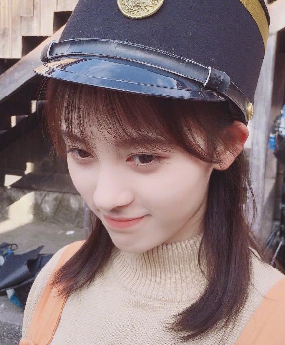 “林九歌”鞠婧祎终于赶时髦了，做了一款“樱桃美甲”时尚靓丽