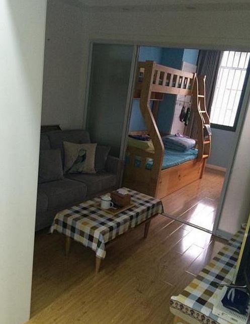 花200万买深圳58平小房，客厅巴掌大，吃饭在厕所门口，你见过吗