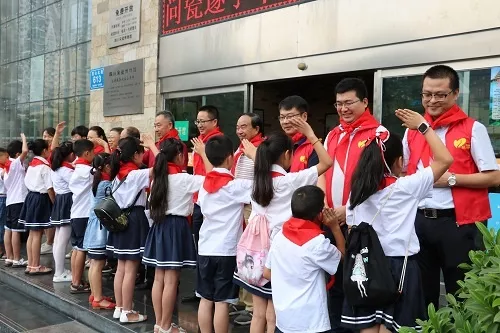 碧桂园遂宁片区“与爱同行，大手牵小手”关爱留守儿童公益活动温暖落幕