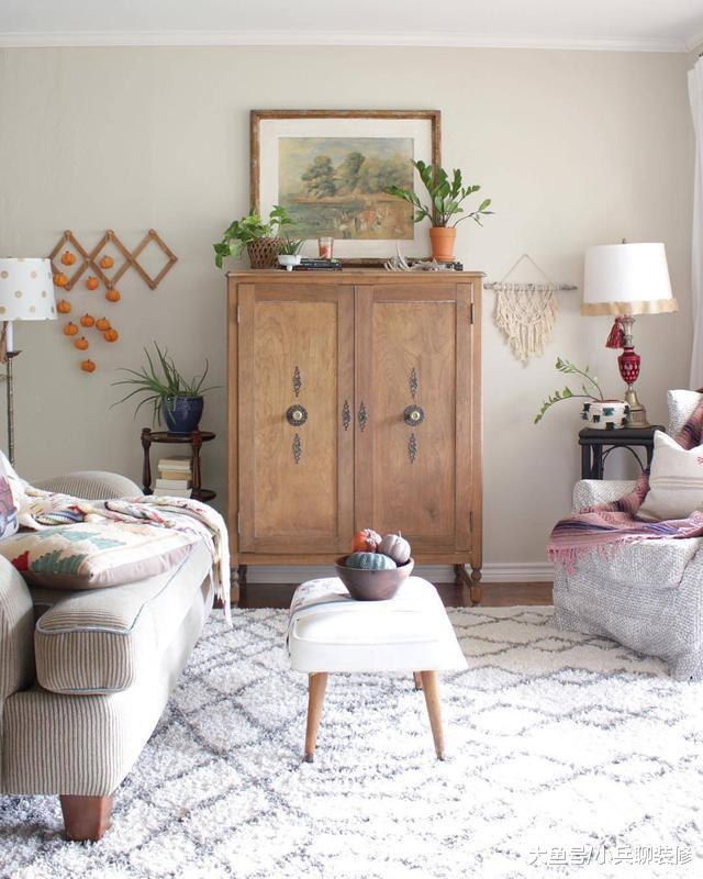 新房住好几年，这装修70年都不过时，卧室换新墙纸，感觉更美了！