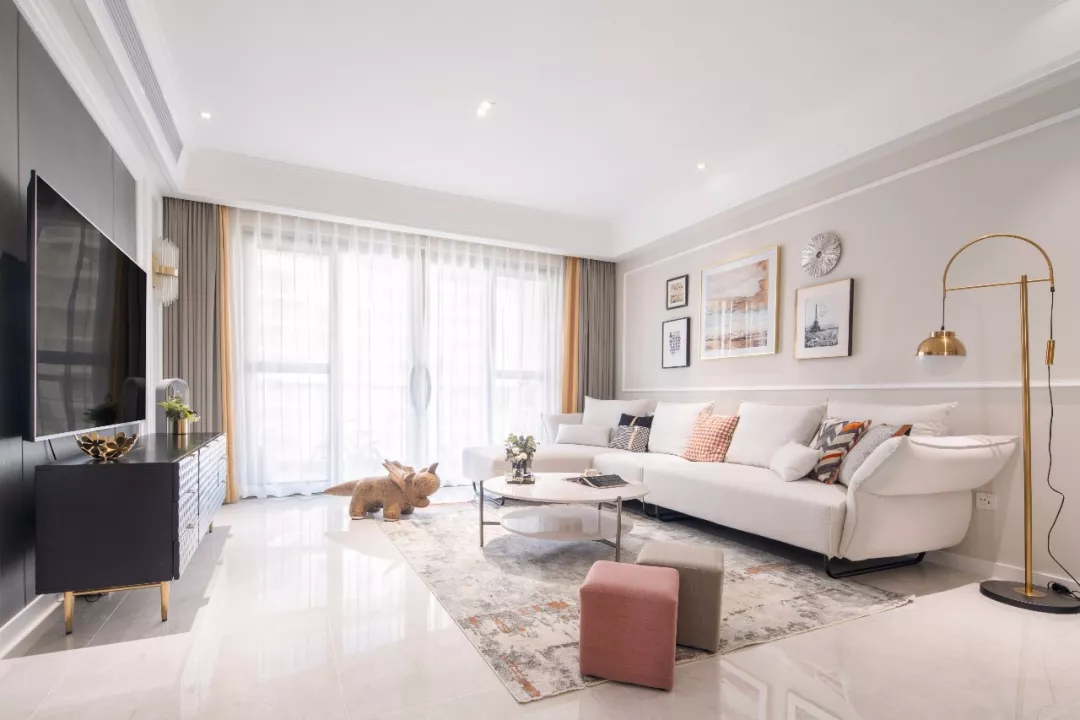 122平的轻美式风三居室，浅咖色背景墙华丽又优雅