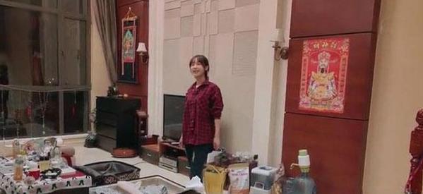 晒李菲儿住的豪宅，客厅布置不是一般的乱，完全不像是明星住的