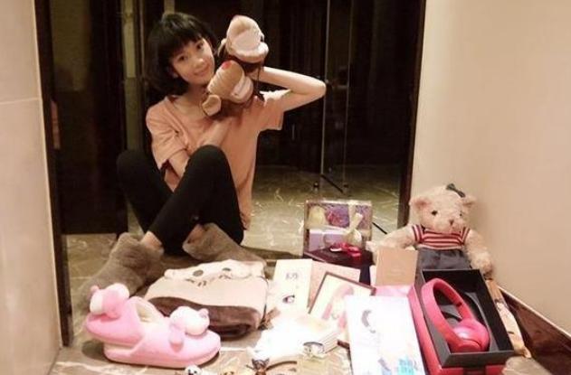 参观陈瑶现实中的家，餐桌铺个塑料膜当餐布，日子过得也太勤俭了