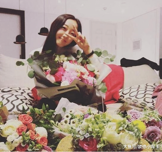 蒋梦婕居住环境首次公开，家里只是刷了白墙，客厅被鲜花围绕
