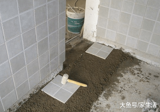 回家衛生間這樣貼墻面瓷磚，師傅一看就夸專業，住幾十年不滲水