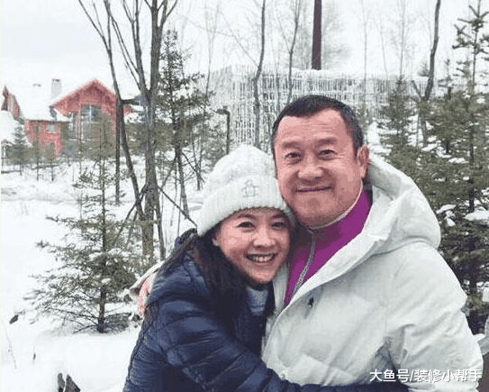 曾宝仪在国外的豪宅，房子远离市区，周边环境十分宜人