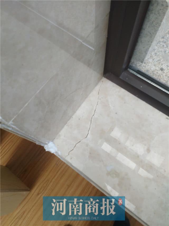 新房刚交付入户门厅就下沉，还出现多处裂痕！开发商回应