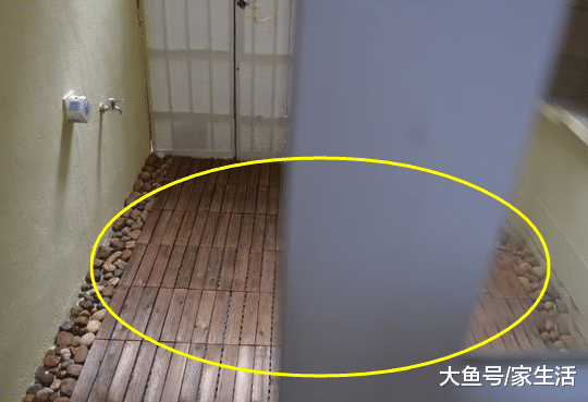 头次见淋浴房地面不铺瓷砖了, 如今流行装这种, 连地漏也省了