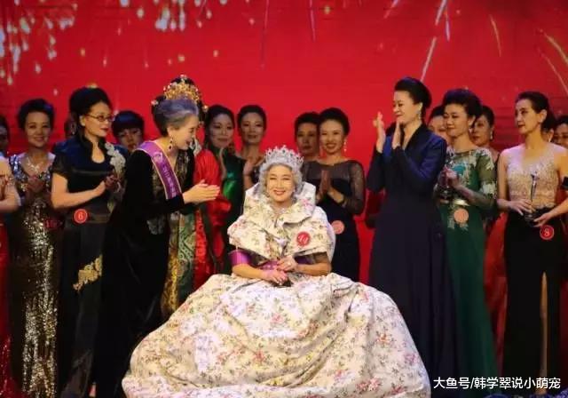 70岁的中国大妈，竟然PK掉国际超模，惊艳纽约！