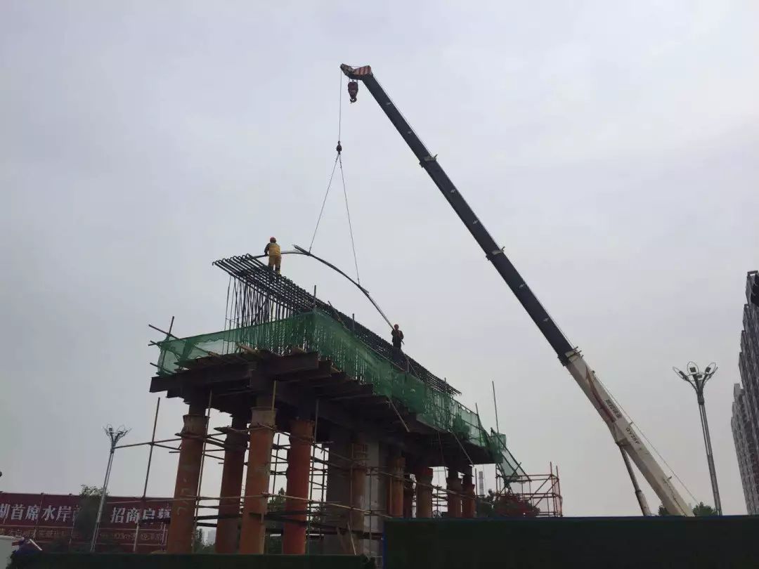 火炬路跨线桥成功架设首片预制箱梁 5日至8日全封闭施工