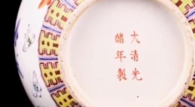 男子带一个瓷瓶来鉴宝，称是皇帝御赐给祖上，专家：家里还有吗？