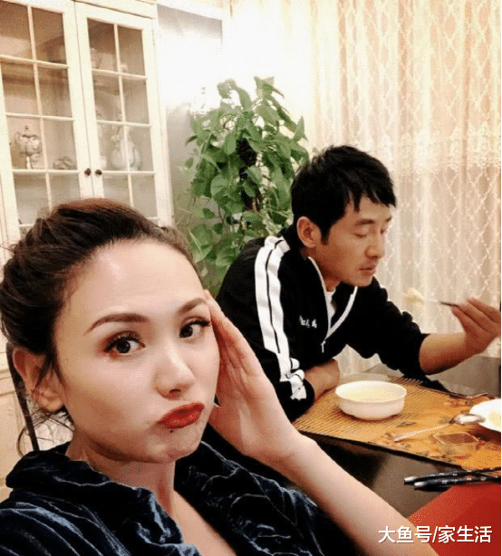 带你参观程莉莎住的豪宅，客厅沙发和背景墙超好看，装修很豪华