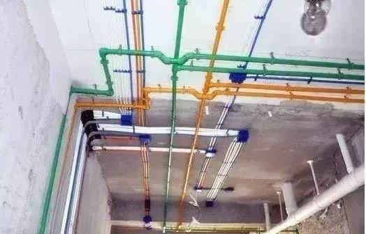 老师傅揭露：电路施工猫腻多，工人这样偷工减料最少让你家亏十万