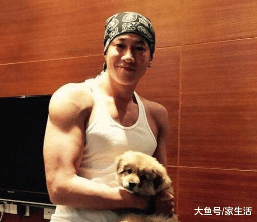 帶你參觀何潤東的豪宅，衣柜里衣服到處亂塞，平時難道都不收拾？