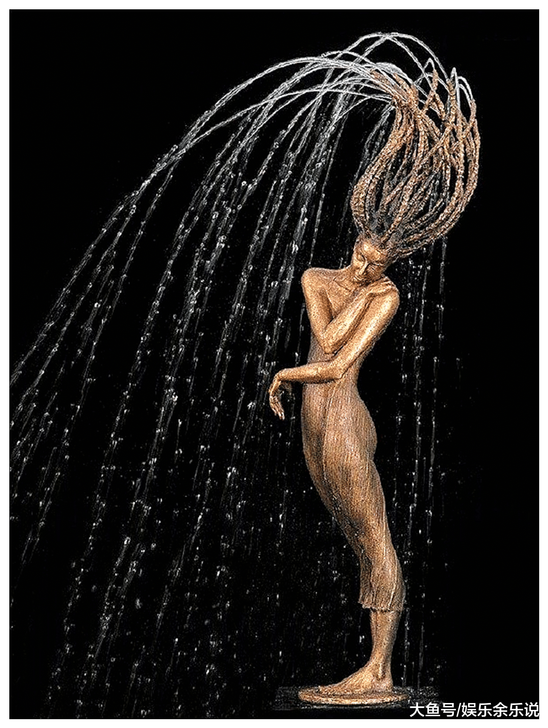 文艺喷泉VS逗比喷泉，画风变化有点快，网友：魔鬼还是秀儿？