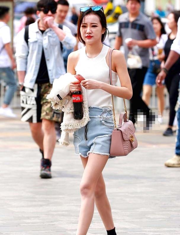 炎炎夏日，美女青睐连衣裙，穿出时尚范的好感觉