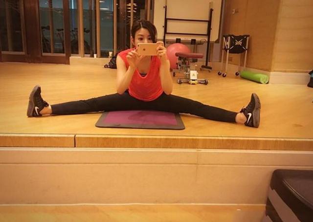 晒晒陈晓和陈妍希的家，客厅沙发不超过两千块，两夫妻好接地气啊