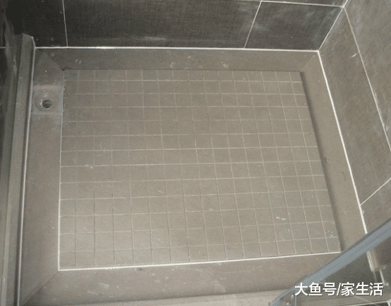 卫生间装修用玻璃胶，没住几年就发霉了，现在早流行装这种了