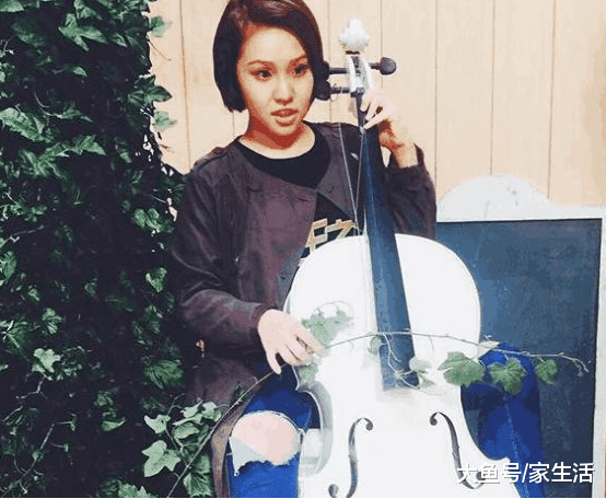 謝依霖曬出自己的豪宅，餐廳還做了個卡拉OK，每天吃飯前要唱歌？