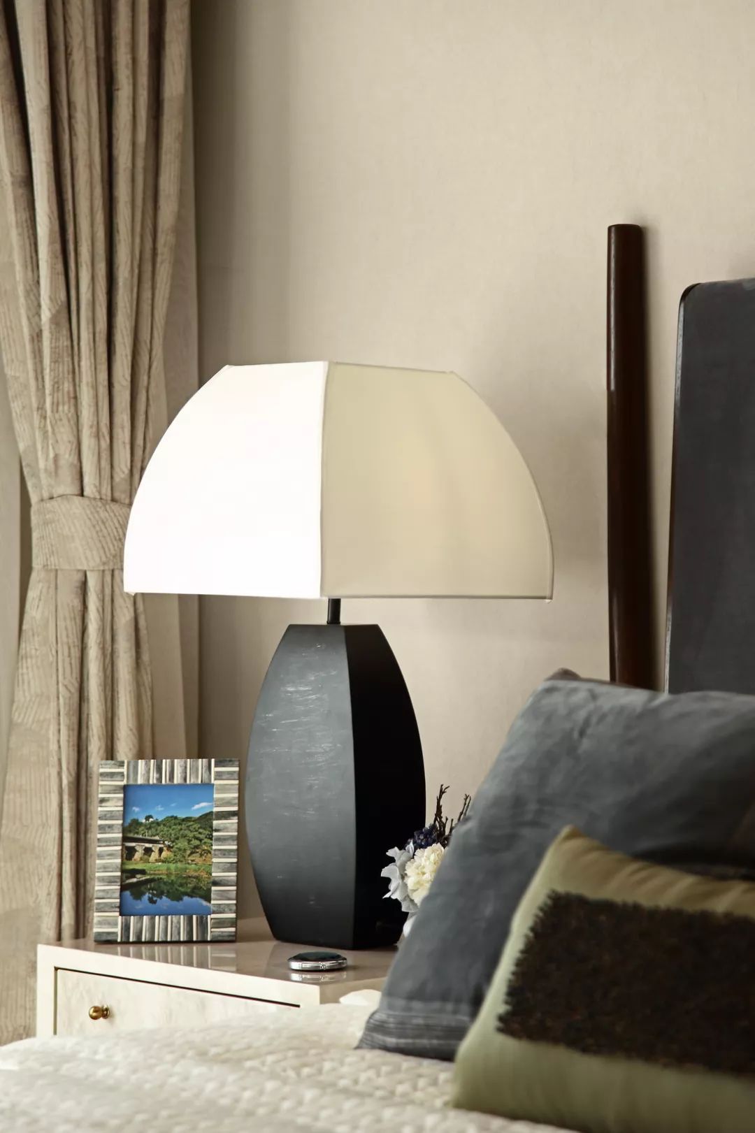 247㎡现代轻奢，素色+圆弧线条，档次优雅！