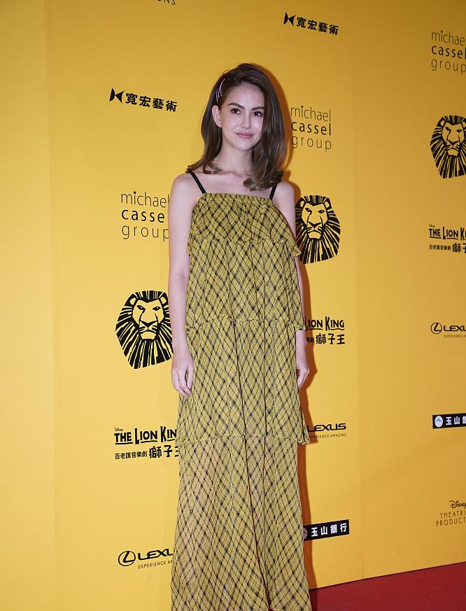 嫁给爱情的样子！昆凌穿黄色格纹裙仙气十足 留偏分发型少女感满满