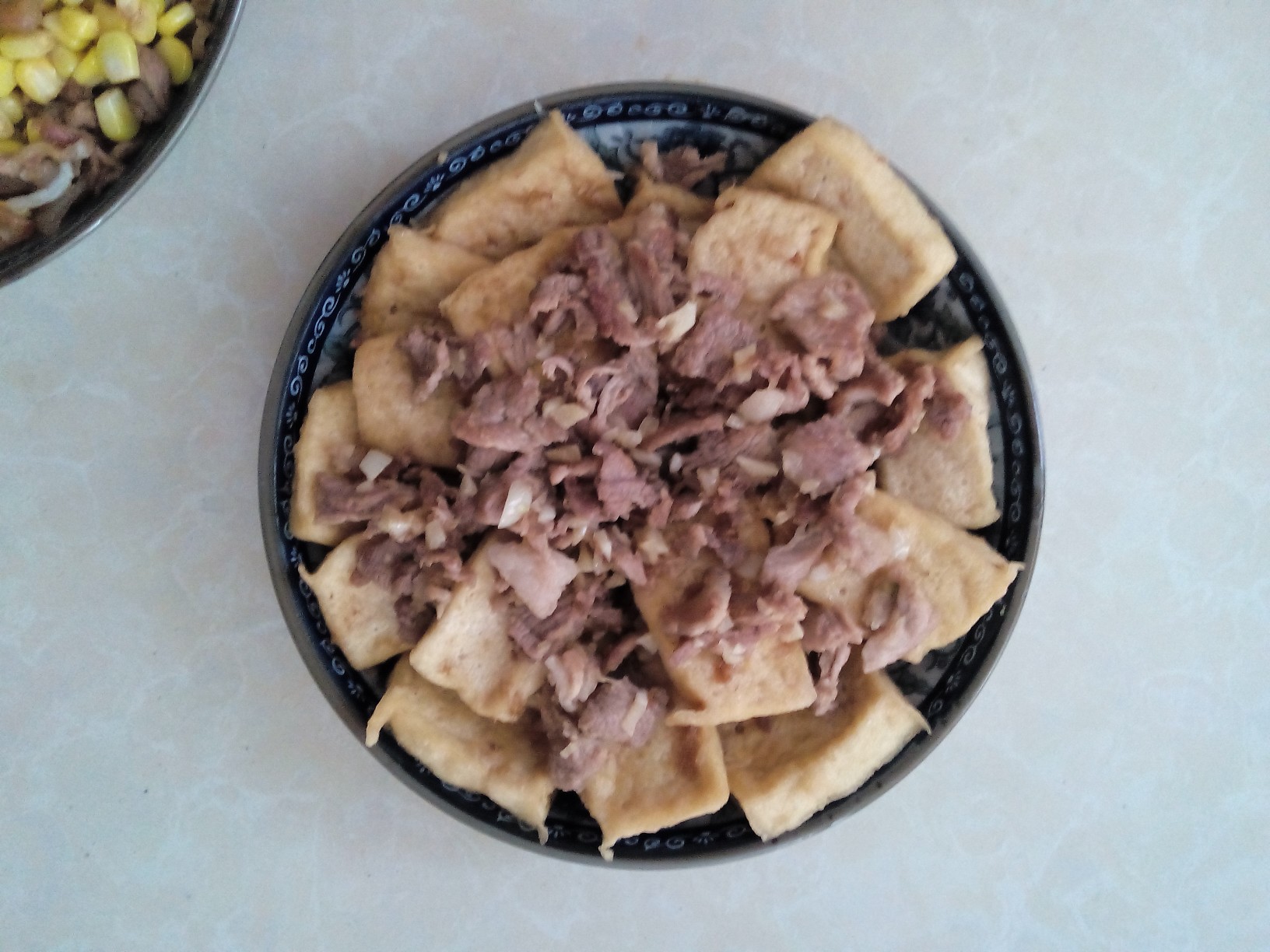 豆腐煎焖五花肉，老人小孩都爱吃，隔壁小孩都馋哭了
