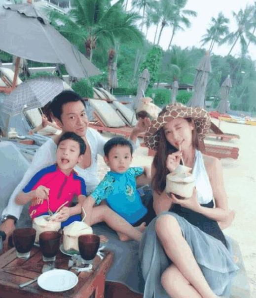 ?带你看看马景涛现实的豪宅，头次见这种客厅吊顶，太怪异了