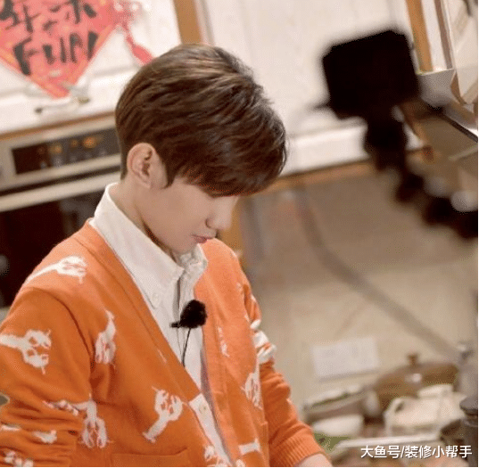 王源现实的居家生活，一家人住在一起，平时吃饭还要用转盘