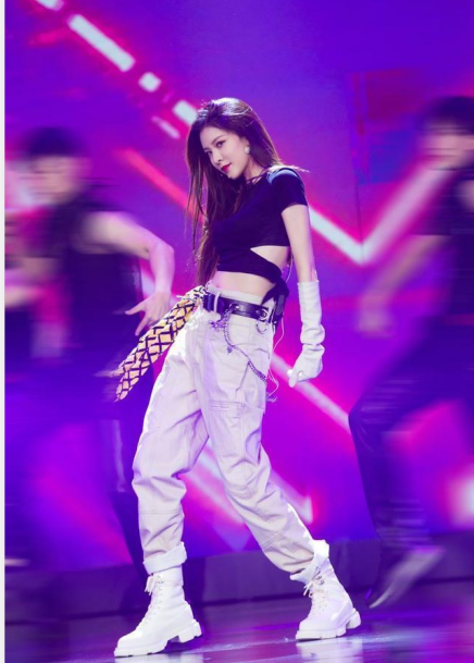 nznd破冰演唱会,师妹团ycyu出道即解散,原因竟是c位甄完美当场死亡!