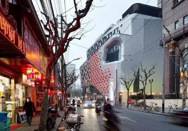 百货转型改造：如何通过外立面设计成为全街区目光焦点