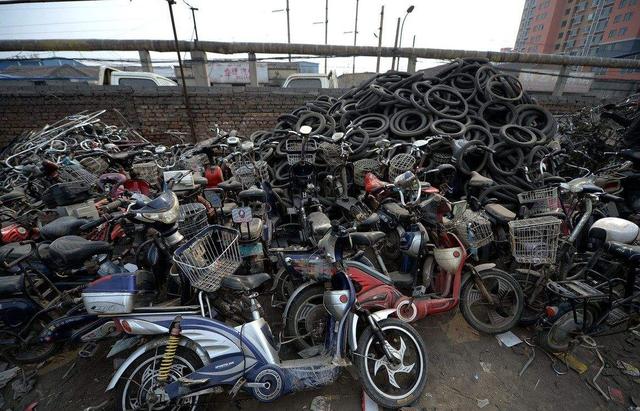 先禁摩托又禁电动车，普通老百姓如何出行！专家的方案惹民愤