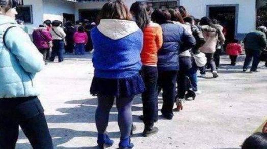 美国公司发明了一次性厕所，网友：再也不担心高速堵车了！