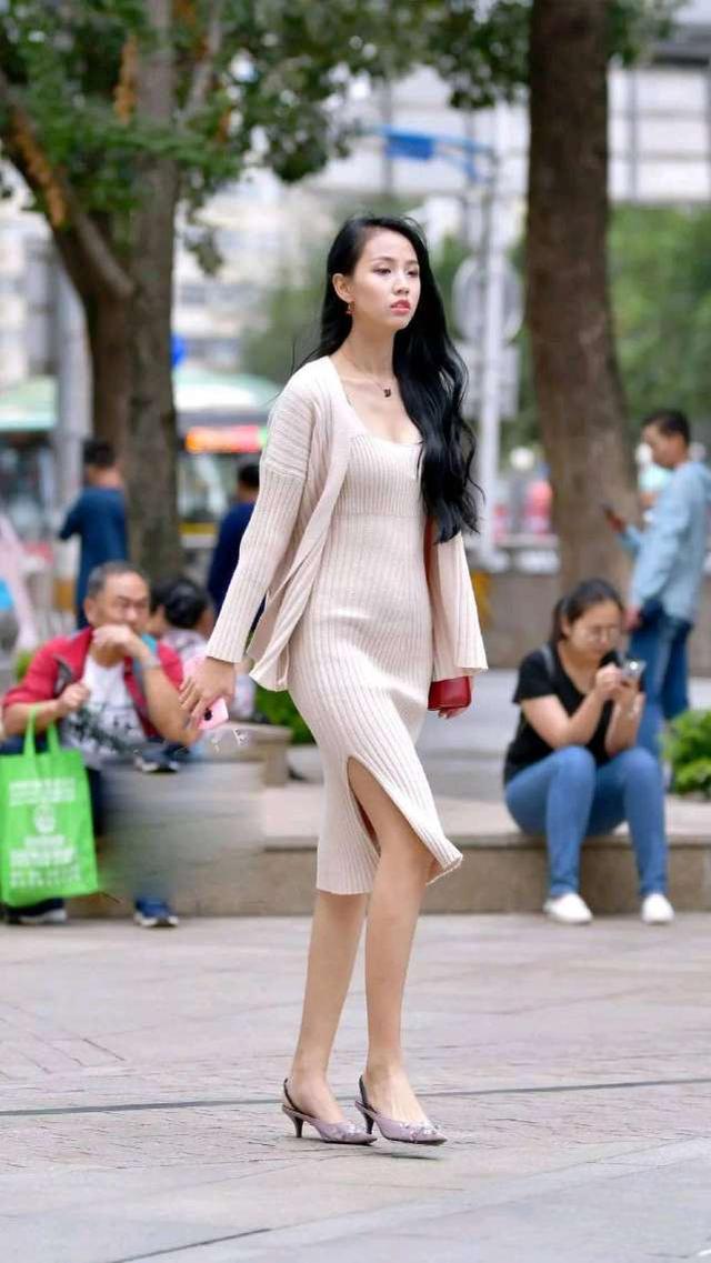 街拍：开叉裙搭配亮色高跟鞋，尽显成熟丰满身材，女人味十足！