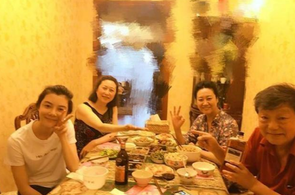 带你参观车晓住的豪宅，如今经常跟家人聚在一起，生活很乐观