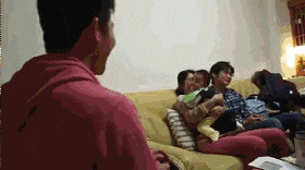 主人想抱下别人家的娃, 狗子半路拦下