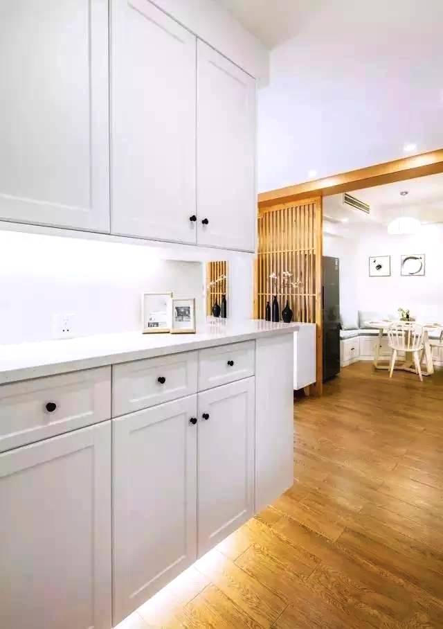 90平原木风新中式，木格栅栏让居室更富有中式休闲情调！