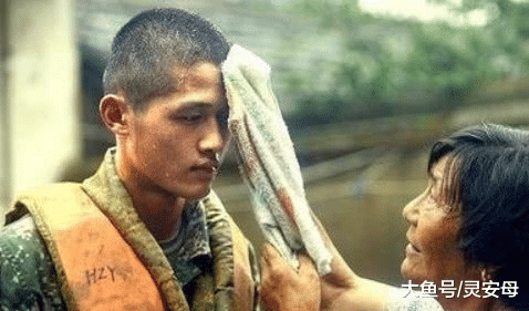 男子直言为人民服务，要求军人给自己让座？女乘客：不可能