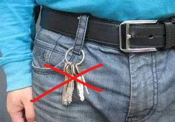 越来越多人把钥匙挂腰间，太傻！瞧瞧老总们怎么带，有面气派十足