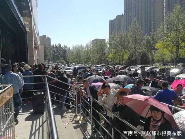 限价房申购现场火爆，这件事一定要注意，免得钱、房两空！