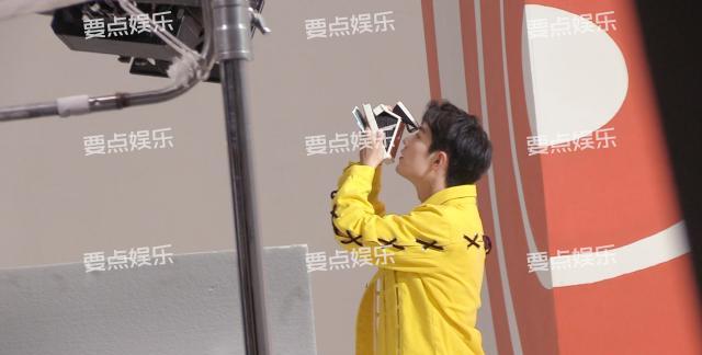 一夜爆红肖战工作接到手软？片场笑容满面迷倒众人