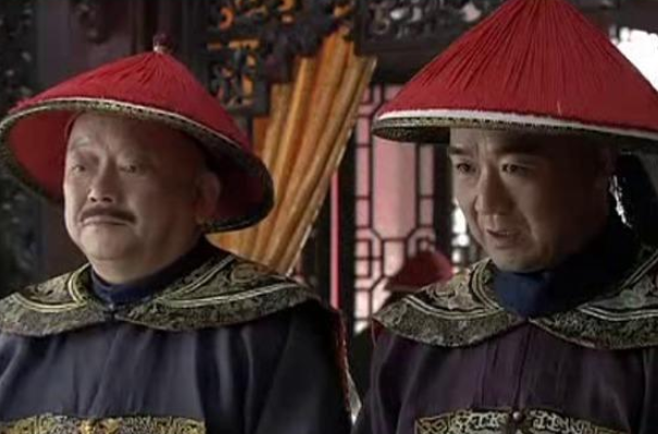 和珅这个人呢，从小就经历了社会上的人情世故，虽然在富贵人家出生，但是父母都早早的故去！