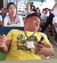 爆笑GIF：兄弟，你走路能不能稳一点，晃得我都看不清手机屏幕了