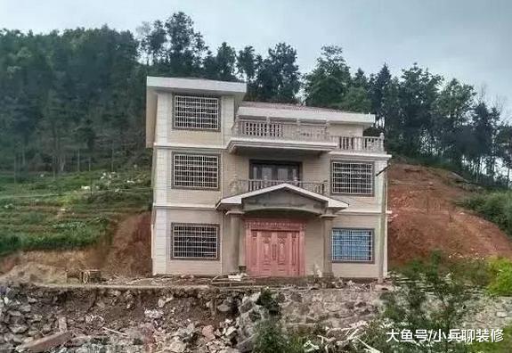 花40万回农村盖房，3层别墅全村羡慕，一场暴雨后我却后悔莫及