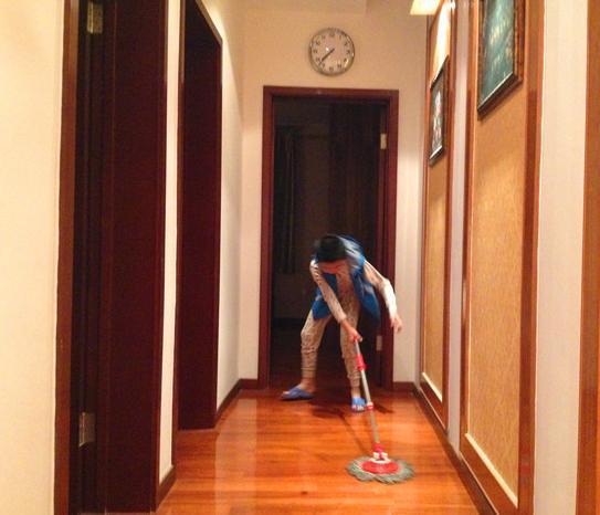 清水拖地等于瞎忙活！40岁家庭保姆教你一招，轻松一拖一尘不染