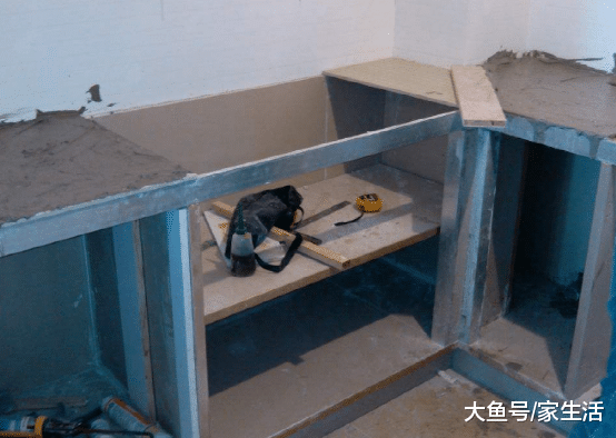 安装橱柜万万要多装这个，若是工人没装，赶紧让他返工